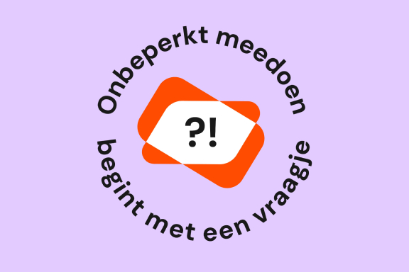 Het logo van Vraagje: een vraagteken en een uitroepteken. Daaromheen staat in een cirkel de tekst: 'Onbeperkt meedoen begint met een vraagje'.